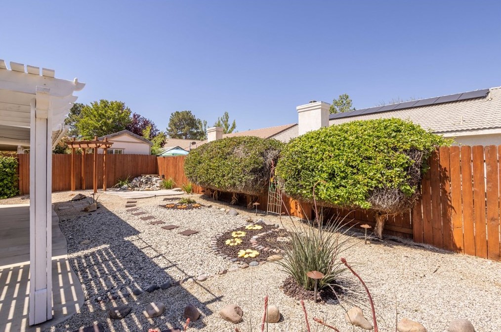 45757 Knightsbridge St, Lancaster CA 93534-5198 exterior