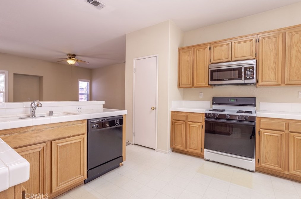 45757 Knightsbridge St, Lancaster CA 93534-5198 exterior