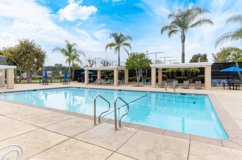 19124 Hamlin St, Los Angeles CA  91335-5895 exterior