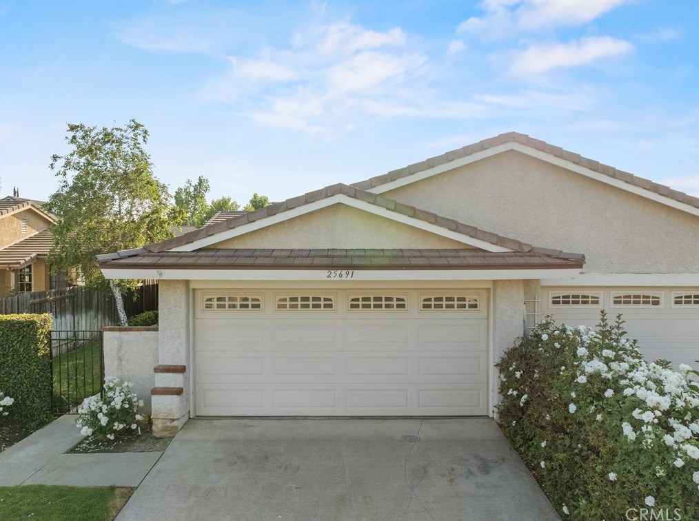 25691 Leticia Dr, Santa Clarita CA  91355-2254 exterior