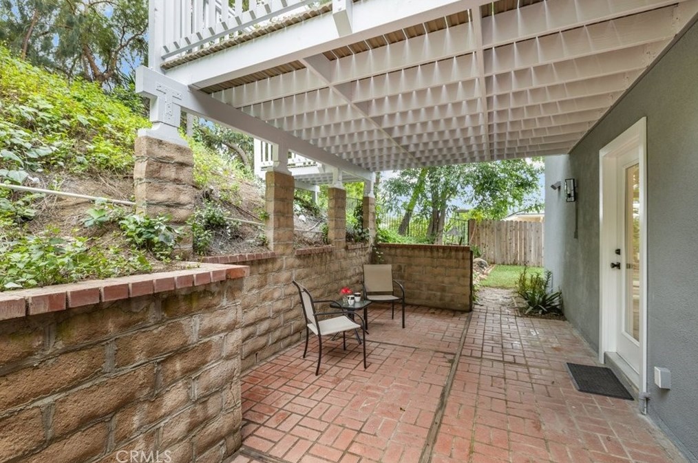 2118 Sapra St, Thousand Oaks CA 91362-2033 exterior