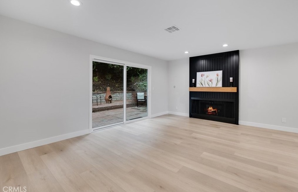 2118 Sapra St, Thousand Oaks CA 91362-2033 exterior