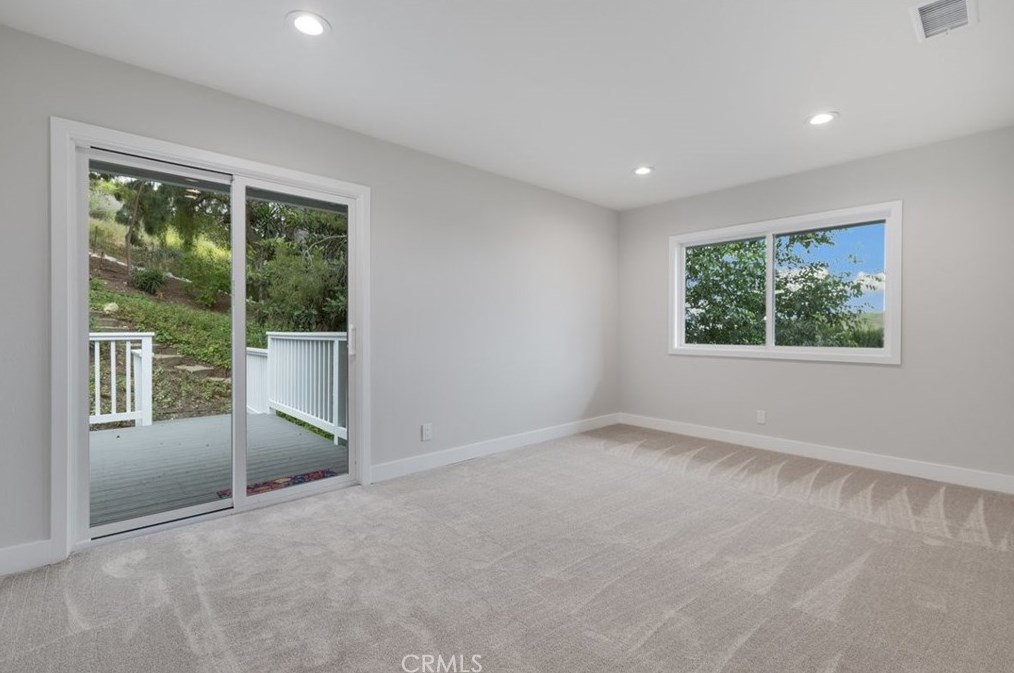 2118 Sapra St, Thousand Oaks CA 91362-2033 exterior