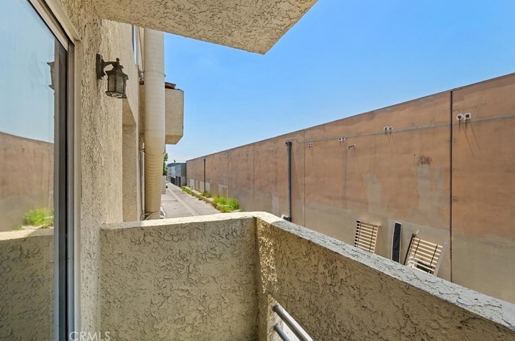 7045 Woodley Ave, Van Nuys CA  91406-3951 exterior