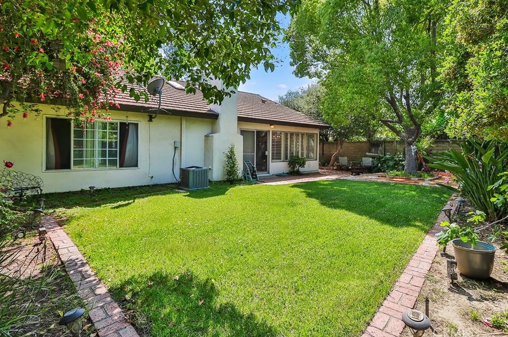 25252 Avenida Rotella, Santa Clarita CA  91355-3003 exterior