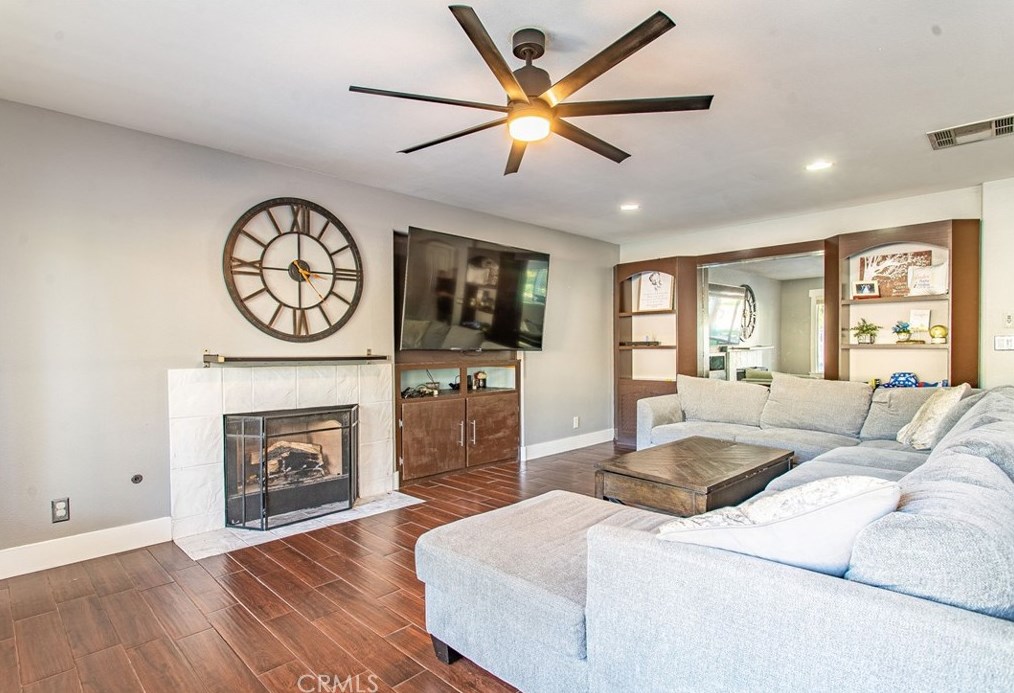 32480 The Old Rd, Santa Clarita CA  91384-3055 exterior