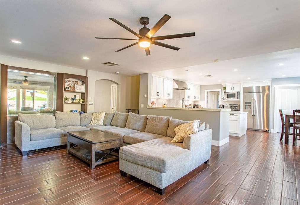 32480 The Old Rd, Santa Clarita CA  91384-3055 exterior