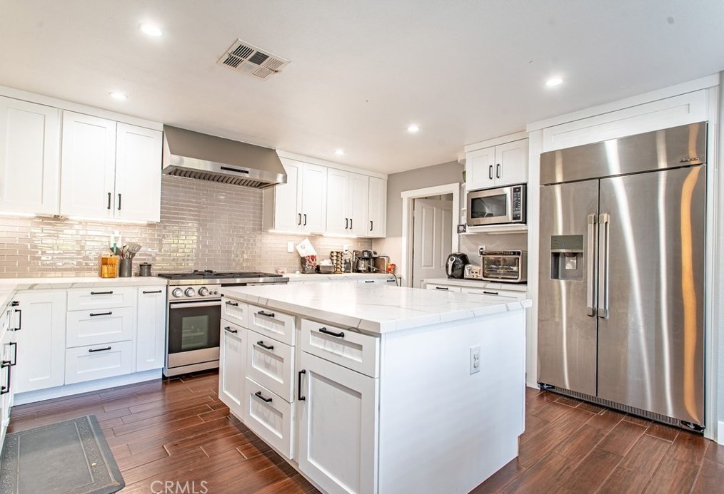32480 The Old Rd, Santa Clarita CA  91384-3055 exterior
