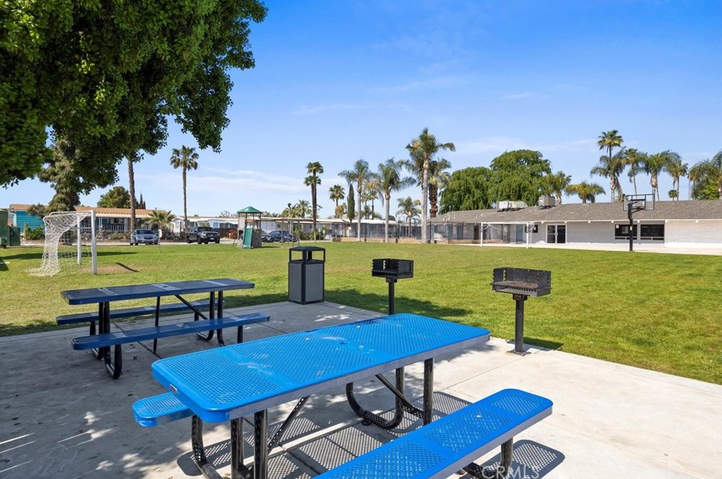 136 Fernwood Ln, Bakersfield CA  93308-4680 exterior