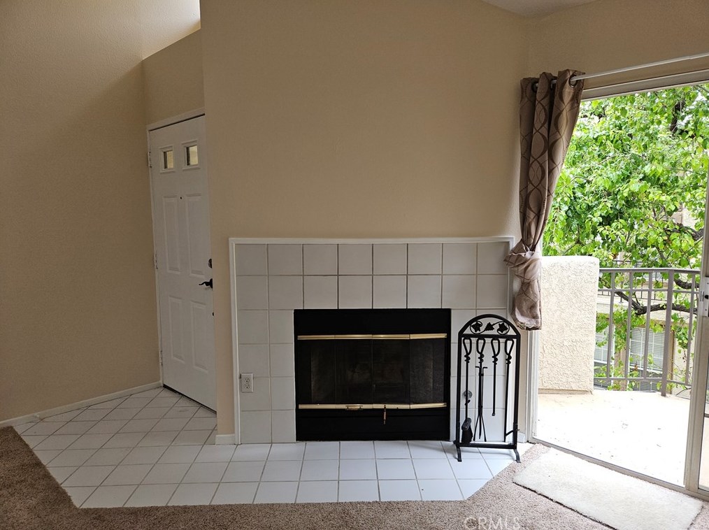 24141 Del Monte Dr, Santa Clarita CA  91355-3881 exterior
