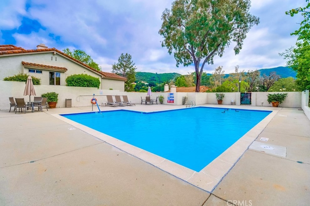 612 Indian Wl Ln, Thousand Oaks CA 91320-4112 exterior