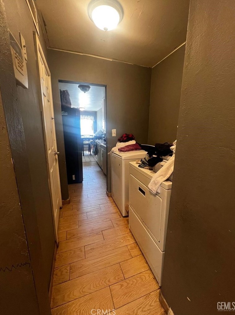 718 Beech St, Bakersfield CA  93304-1812 exterior