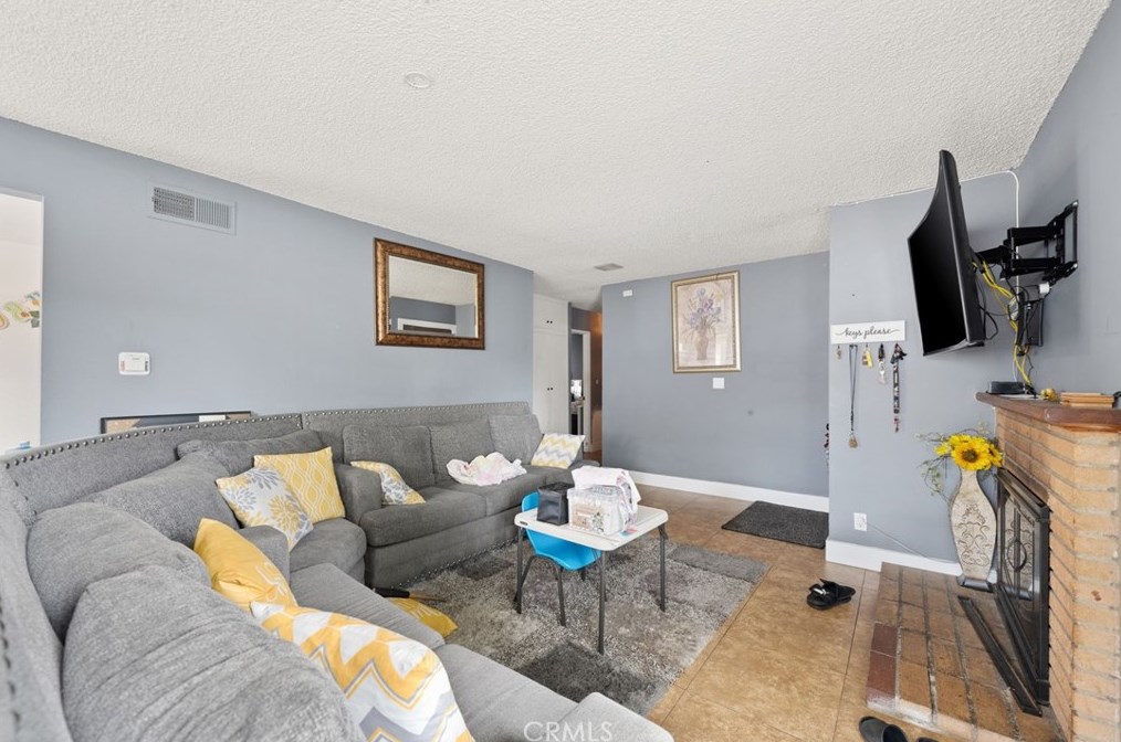 135 Ridgeway St, Anaheim CA  92804-1936 exterior