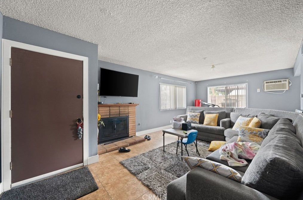 135 Ridgeway St, Anaheim CA  92801-8211 exterior