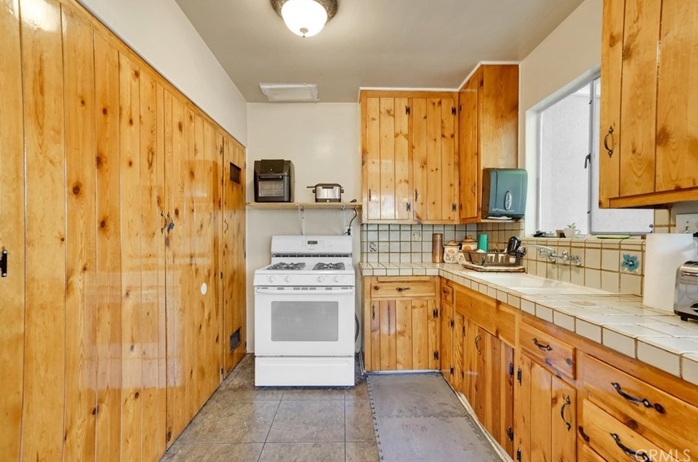 6207 Cleon Ave, North Hollywood CA  91606-2102 exterior