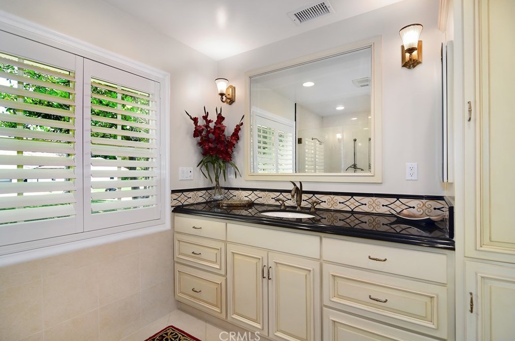 19542 Greenbriar Dr, Los Angeles CA  91356-5423 exterior