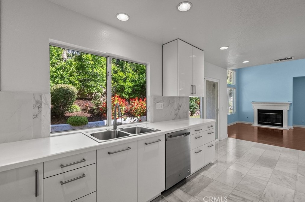25507 Crockett Ln, Santa Clarita CA  91381-1633 exterior