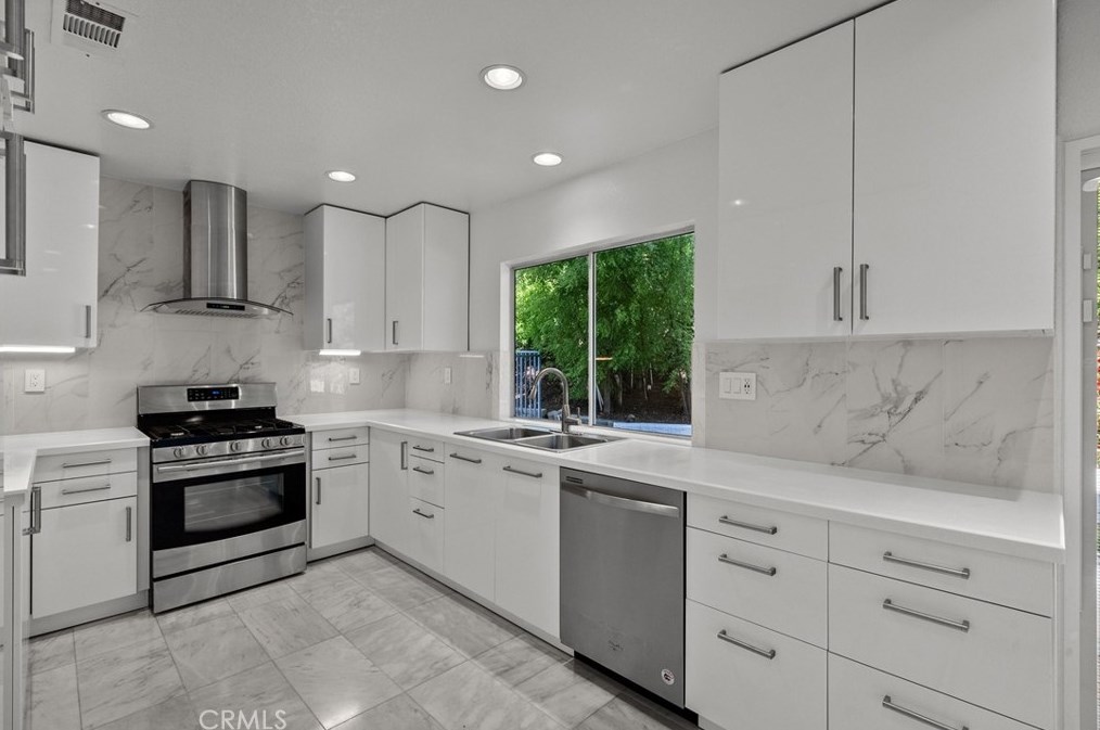 25507 Crockett Ln, Santa Clarita CA  91381-1633 exterior
