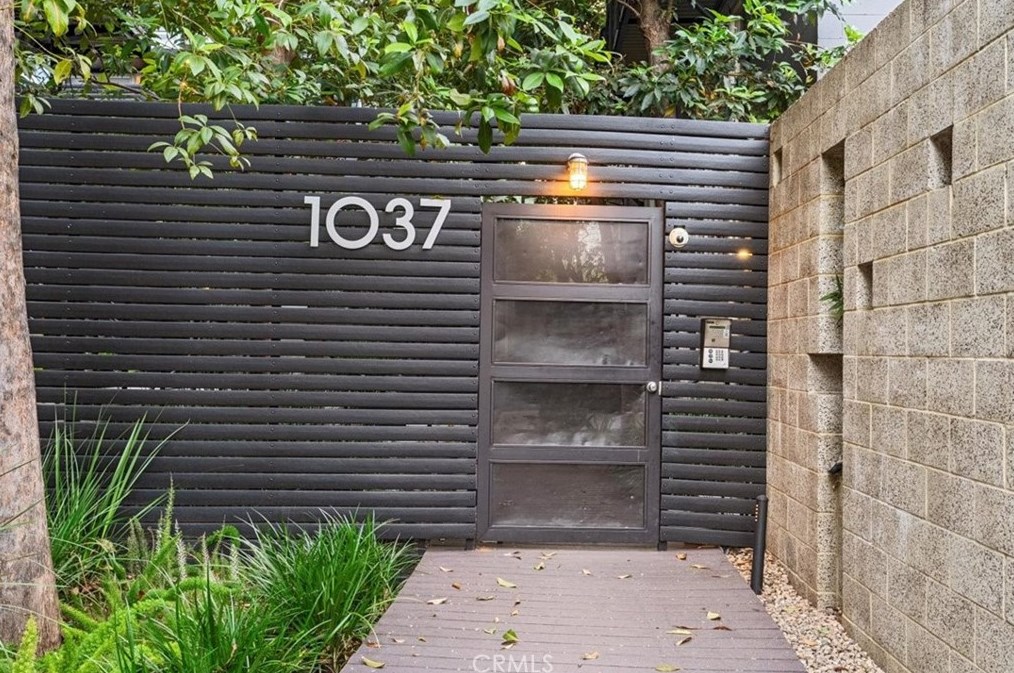 1037 Laurel Ave, Los Angeles CA  90046-6097 exterior