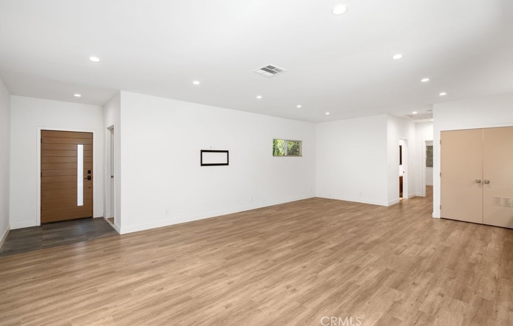 14021 Hartsook St, Van Nuys CA  91423-1211 exterior