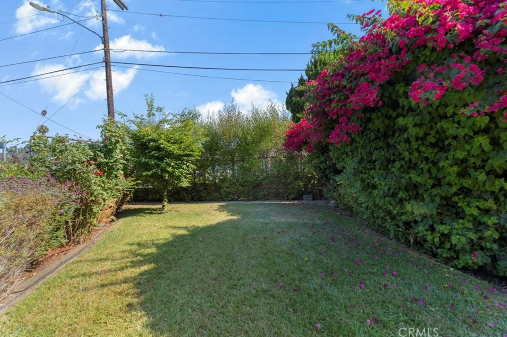 6439 Gaynor Ave, Van Nuys CA  91406-6435 exterior