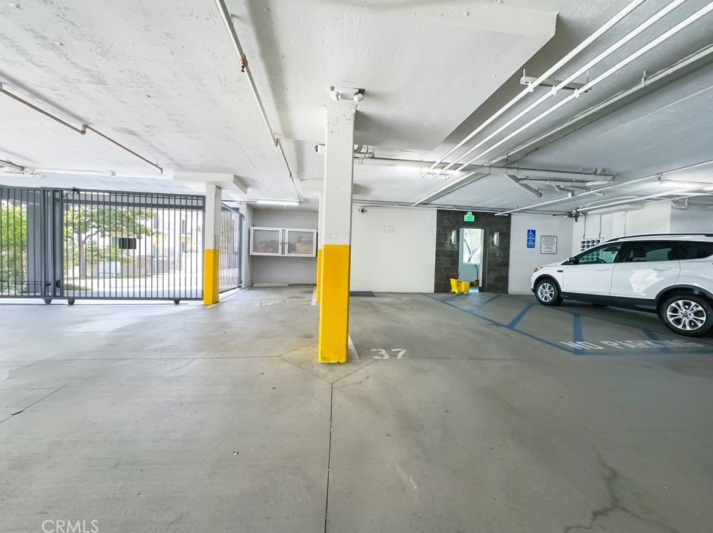 900 Westgate Ave, Los Angeles CA  90049-5683 exterior