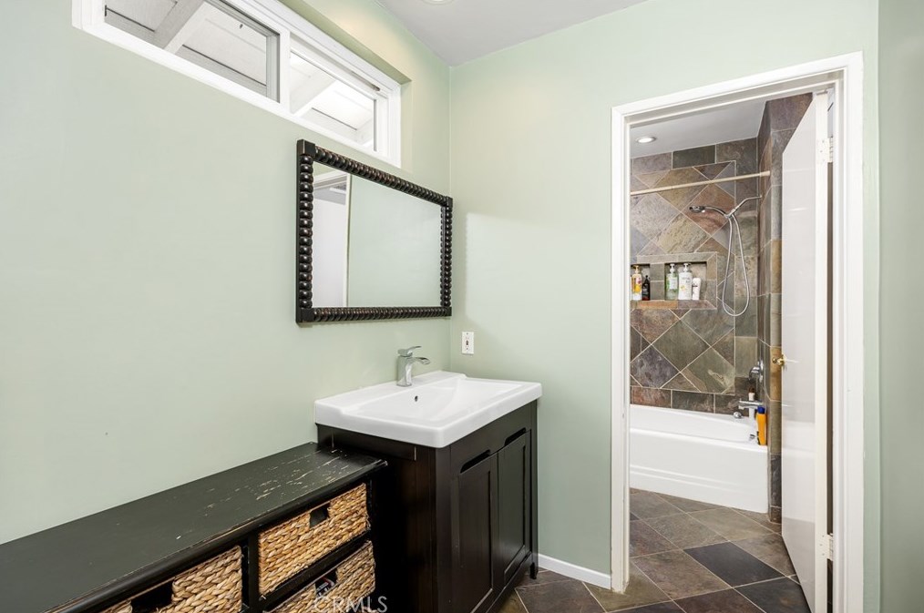 6101 Shirley Ave, Los Angeles CA  91356-1041 exterior