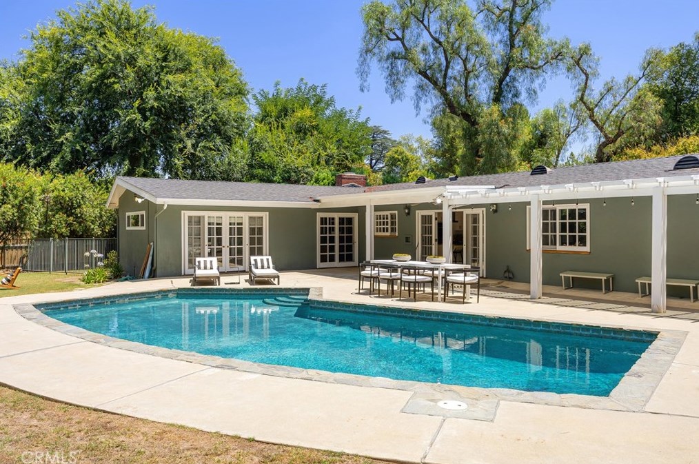 6101 Shirley Ave, Los Angeles CA  91356-1041 exterior