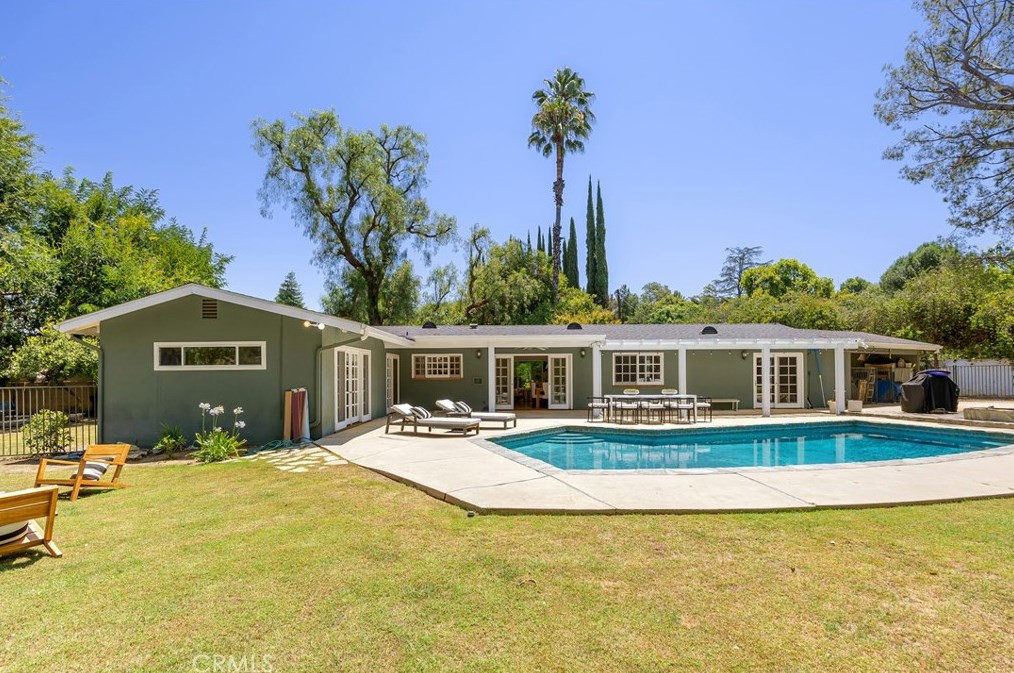 6101 Shirley Ave, Los Angeles CA  91356-1041 exterior