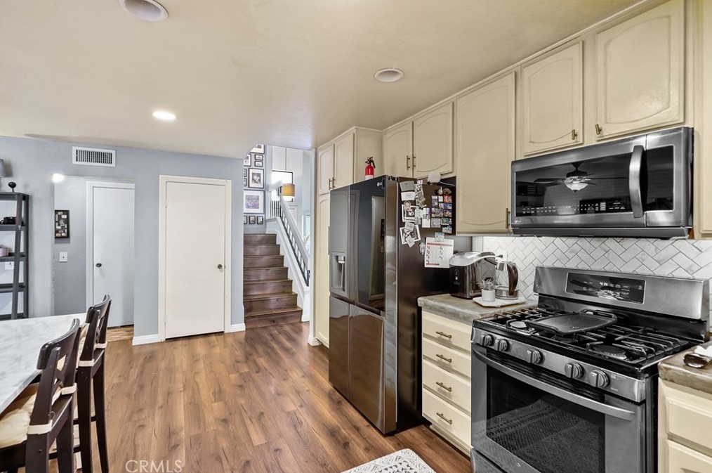 71 Oak Clf Dr, Pomona CA 91766-4858 exterior