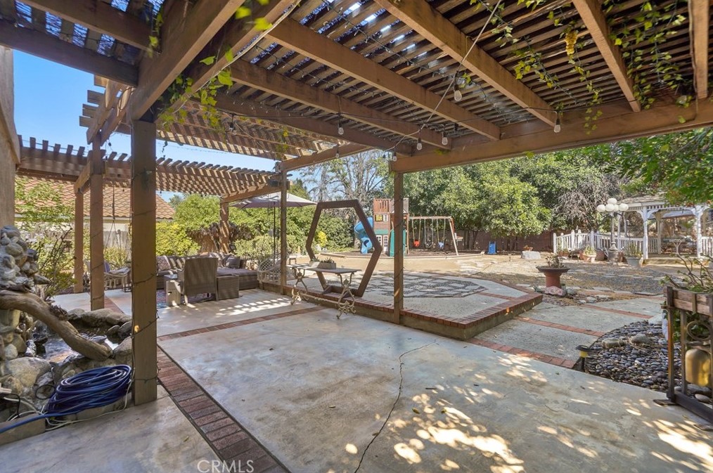 71 Oak Clf Dr, Pomona CA 91766-4858 exterior