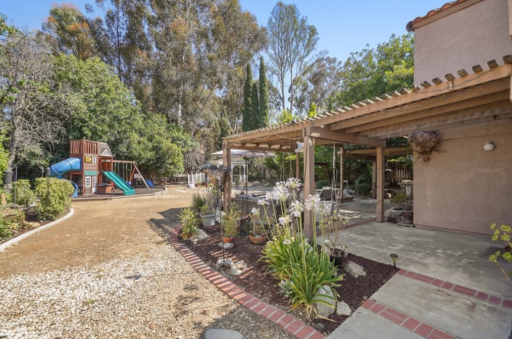 71 Oak Clf Dr, Pomona CA 91766-4858 exterior