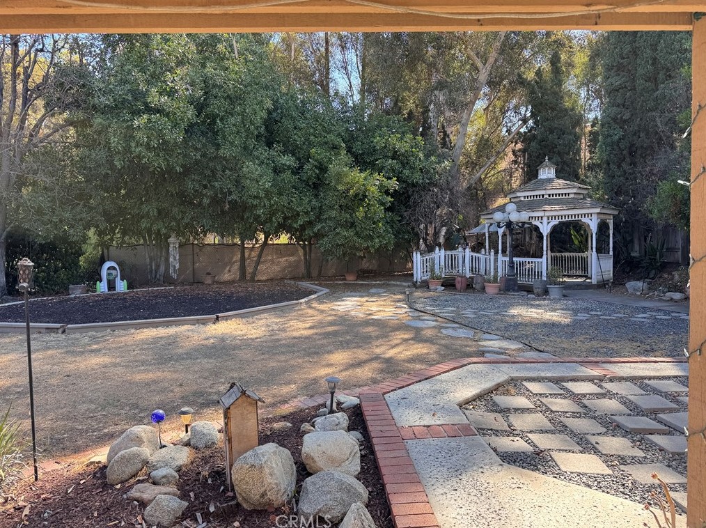 71 Oak Clf Dr, Pomona CA 91766-4858 exterior