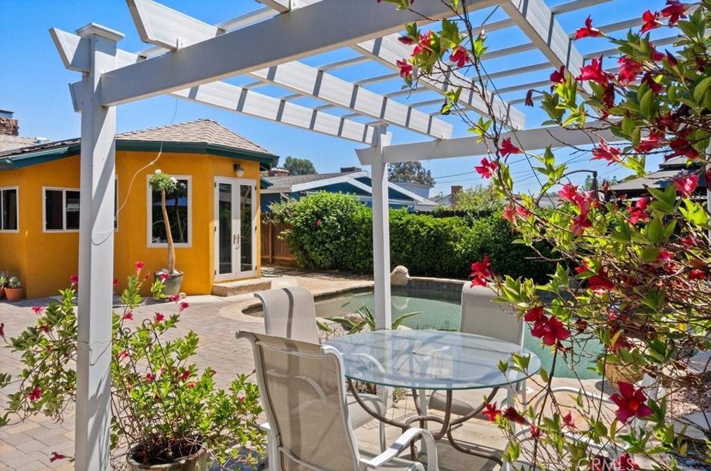 14552 Hesby St, Van Nuys CA  91403-1711 exterior