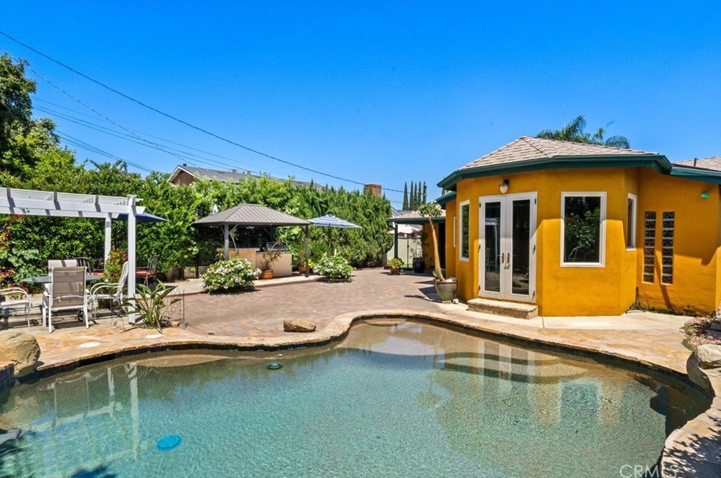 14552 Hesby St, Van Nuys CA  91403-1711 exterior