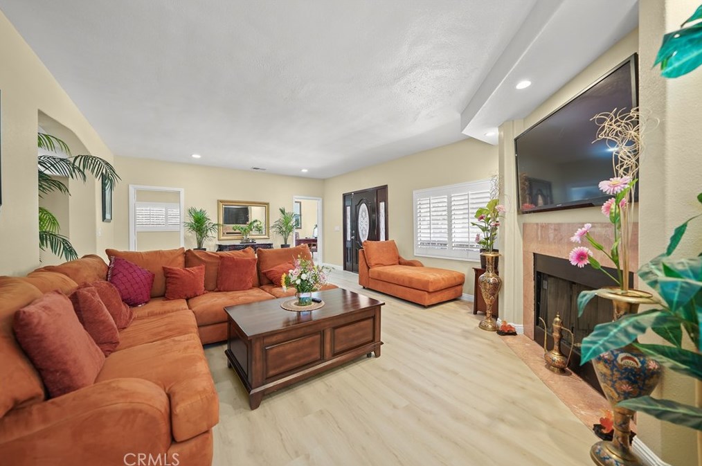 895 Los Robles Ave, Pasadena CA 91104-3544 exterior