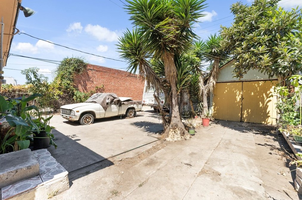 1619 Vernon Ave, Los Angeles CA  90011-2940 exterior