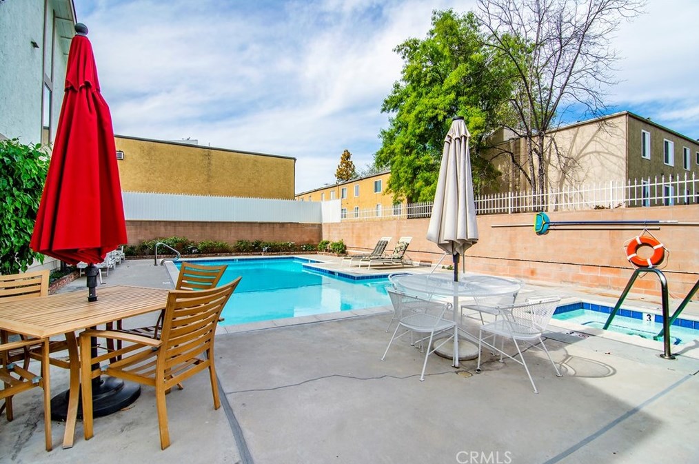 18319 Collins St, Los Angeles CA  91356-2452 exterior