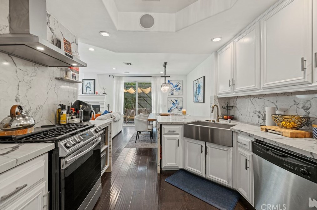 7201 Zelzah Ave, Los Angeles CA  91335-3218 exterior