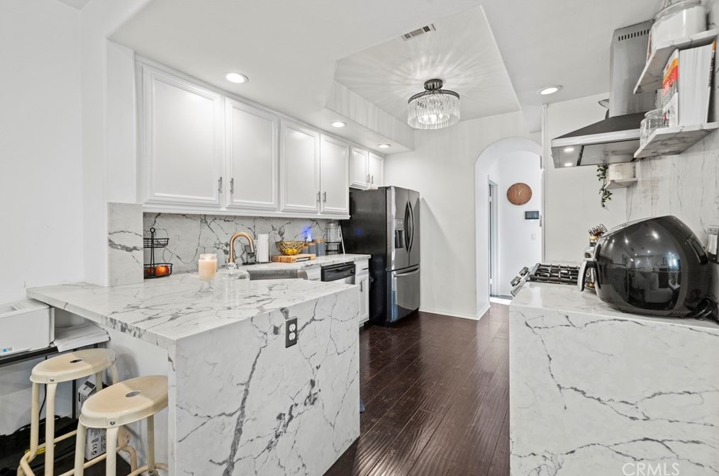 7201 Zelzah Ave, Los Angeles CA  91335-3218 exterior