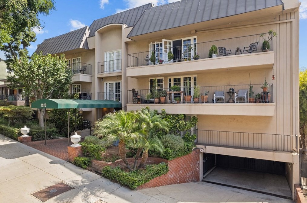 1010 Palm Ave, Los Angeles CA  90069-6404 exterior
