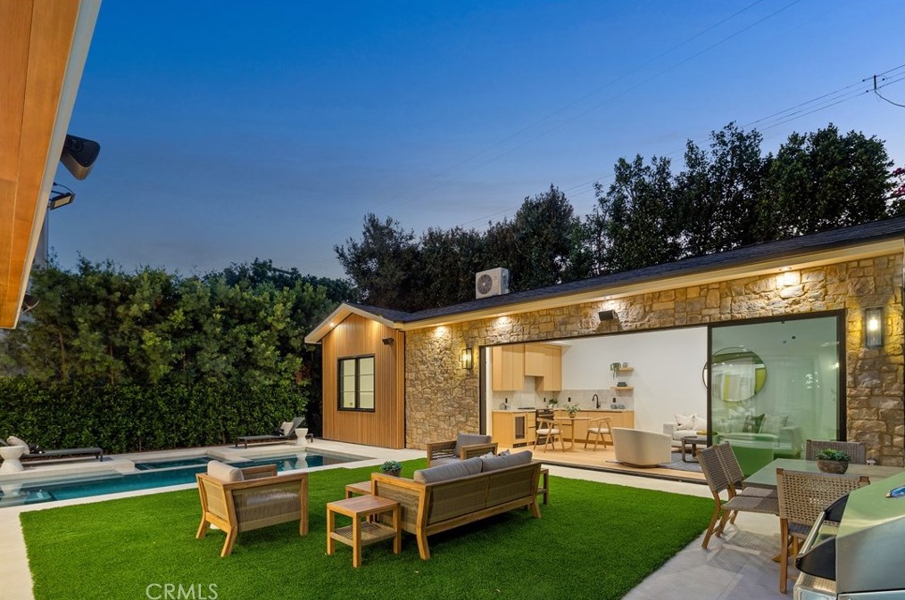 11845 Pacific, Los Angeles CA  90066-4625 exterior