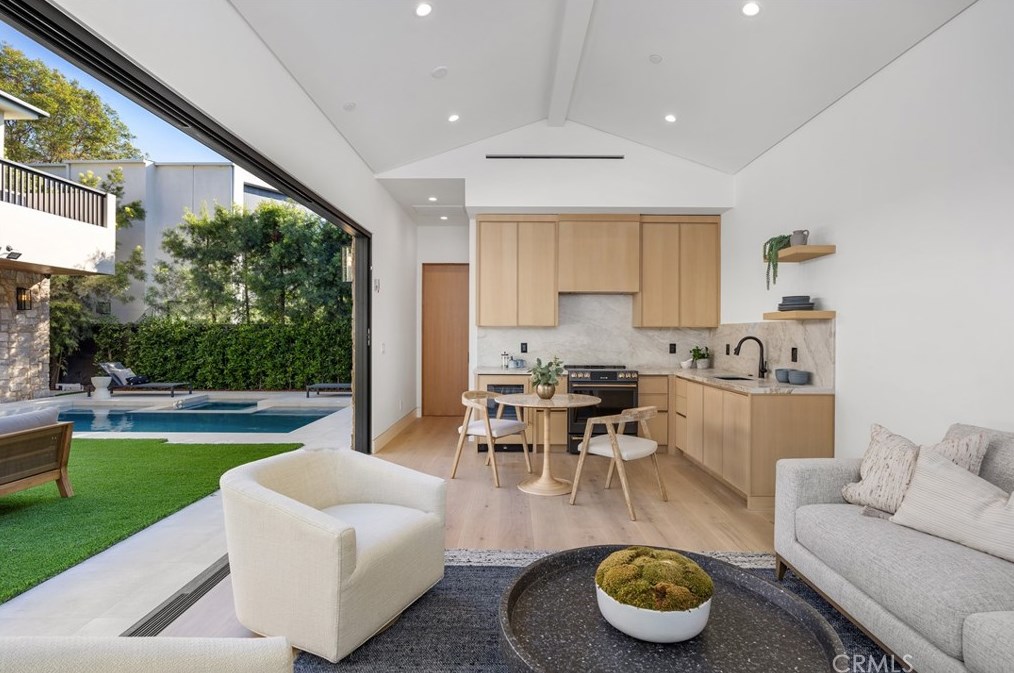 11845 Pacific, Los Angeles CA  90066-4625 exterior