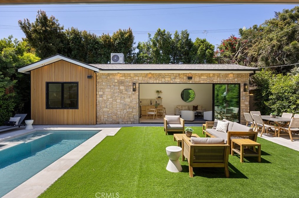 11845 Pacific, Los Angeles CA  90066-4625 exterior
