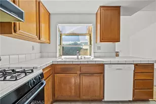 31906 Green Hill Dr, Castaic, CA 91384 - Photo 11