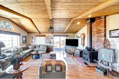 11720 Honeybee Lane, Juniper Hills, CA 93543 - Photo 13