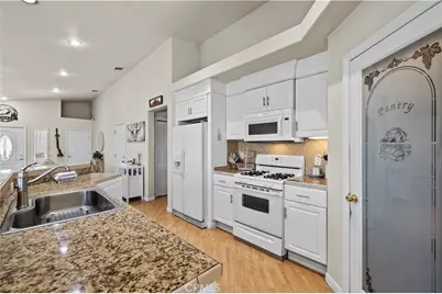 42647 Pinecliff Street, Lake Hughes, CA 93532 - Photo 11
