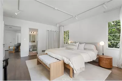 2240 N New Hampshire Avenue, Los Angeles, CA 90027 - Photo 23