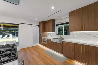 23103 Leonora, Woodland Hills, CA 91367 - Photo 9