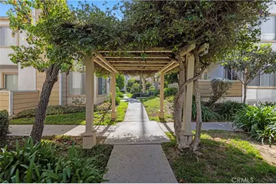 18408 Hatteras Street #44, Tarzana, CA 91356 - Photo 3